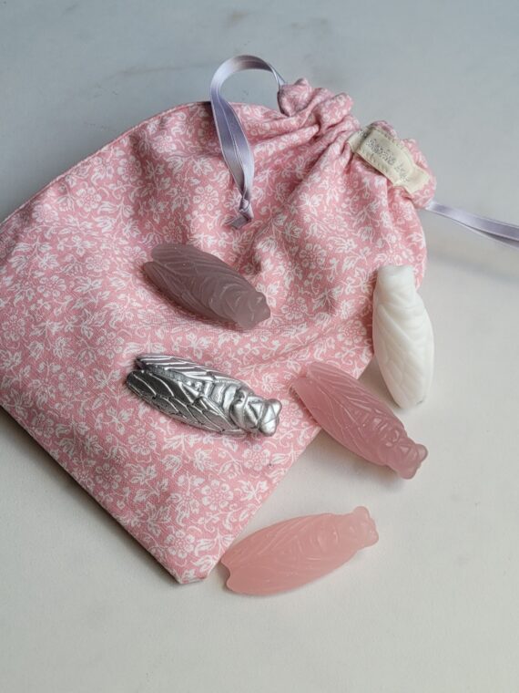 Pochon rose et cigalettes en cire