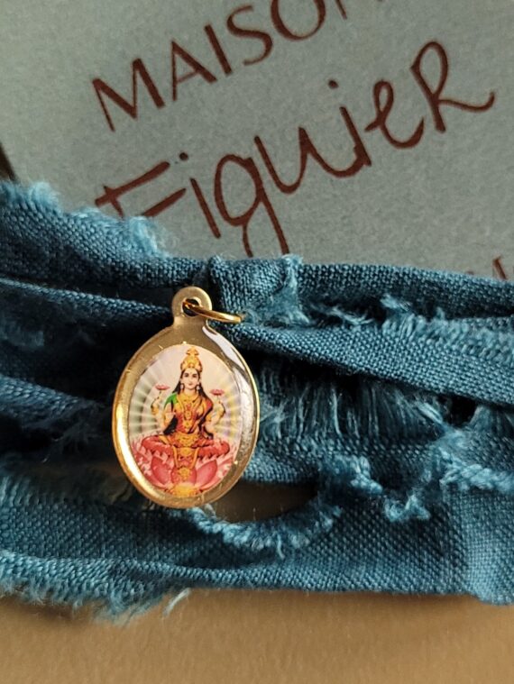 Bracelet à nouer et sa médaille