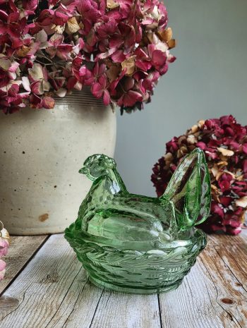 Poule en verre vert prairie